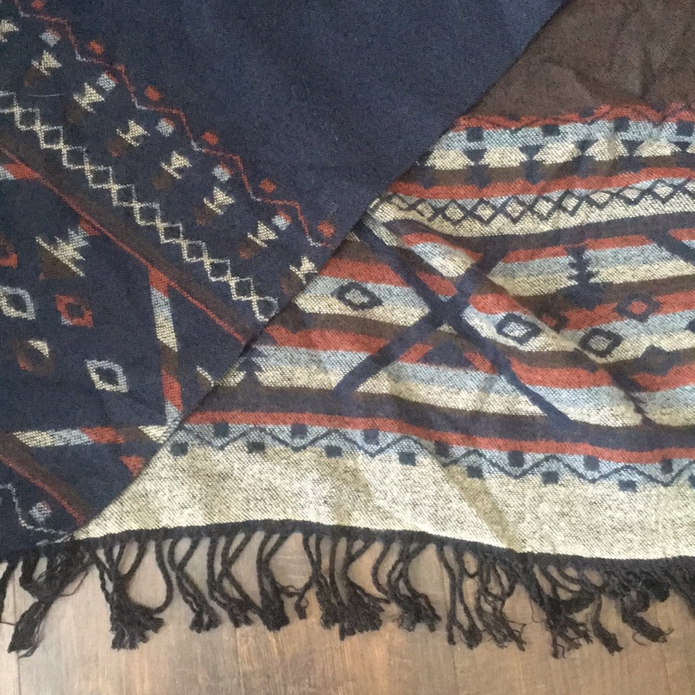 Patterned shawl - Picture 2 of 2